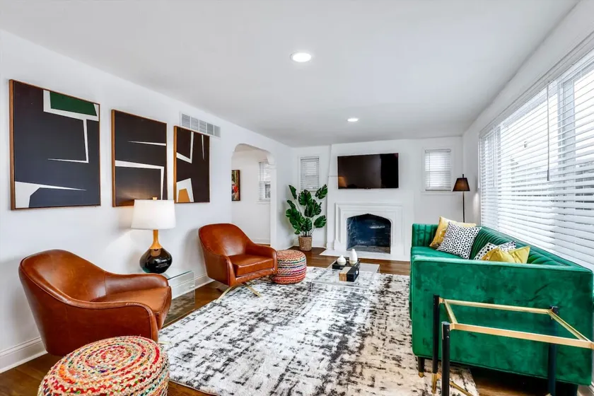 Central 4BR Gem • Sleeps 12 • Driveway Parking - Image 1