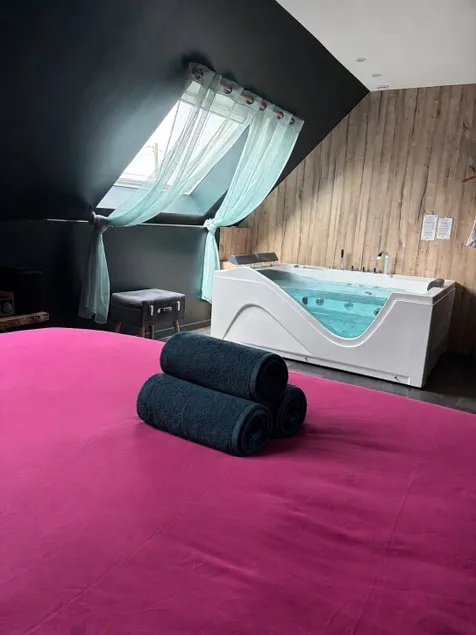 Ker Love Rennes & Nature - HOT TUB and Jacuzzi - Image 1