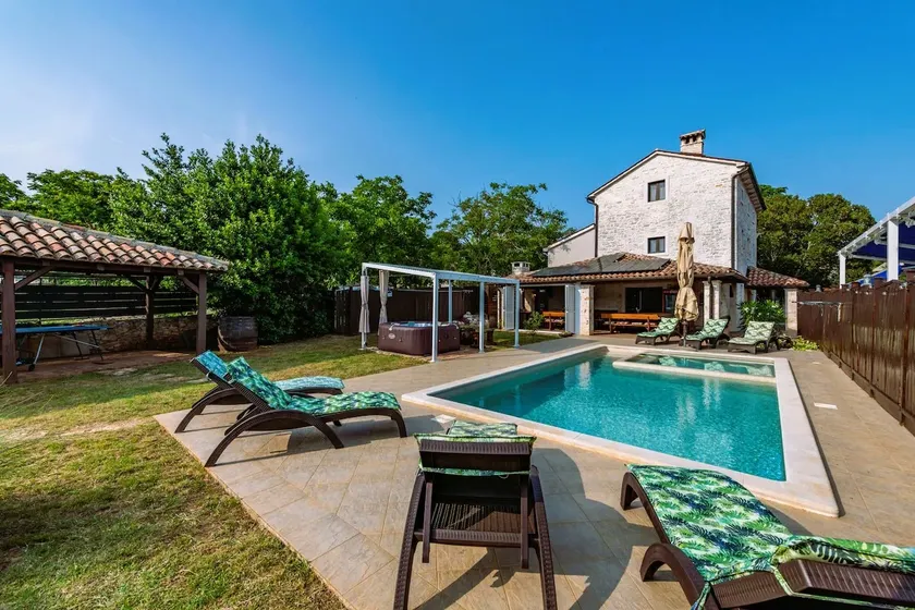 Luxury Villa, Wonderful Pool with a Whirlpool. - Image 1