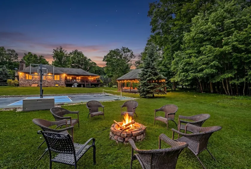 Sleeps 30-(2) houses 11 BR 6.5 BA Pickleball WIFI! - Image 1