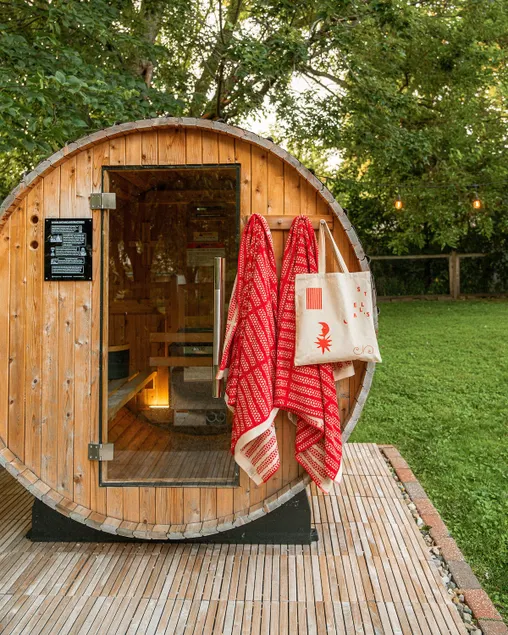 Pet friendly stylish retreat with sauna, hot tub - Image 1