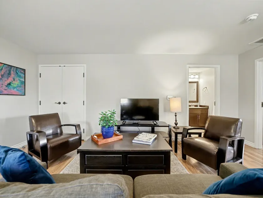 Full Apartment w/ 2 Bedrooms (301) - Image 1