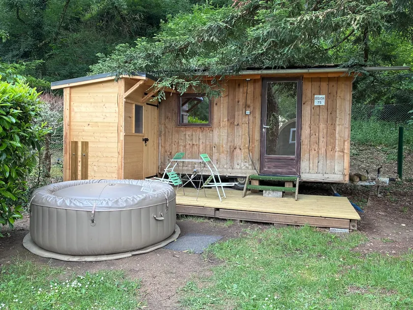 Séquoia cabin with sanitary facilities - Image 1