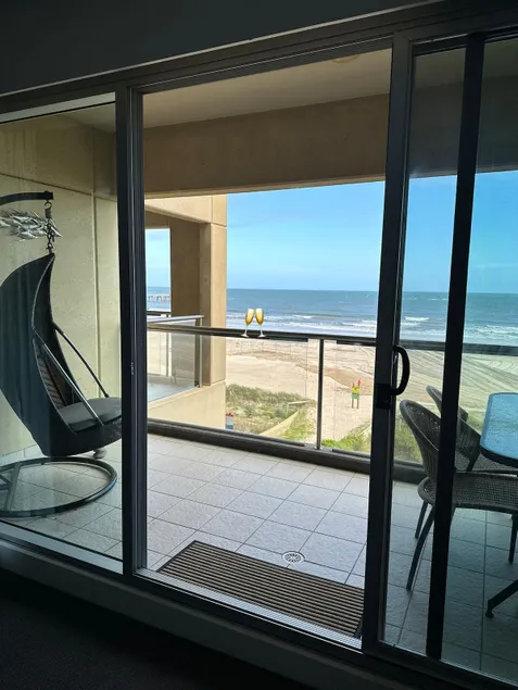 Absolute Beachfront at the Pier Glenelg - Image 1