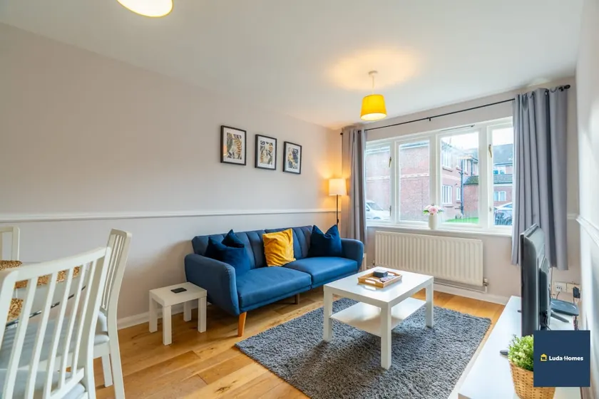 Camberley Spacious and Comfy 3 Bedroom Home, Next to Frimley Hospital with Parking - Image 1