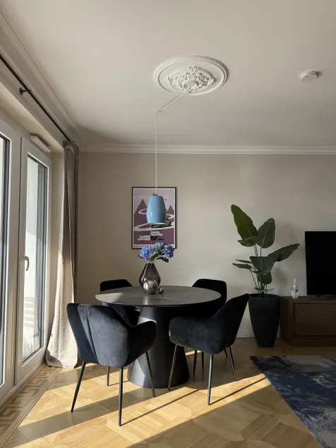 CLS: Modern apartment Hamburg balcony parking e-charging - Image 1