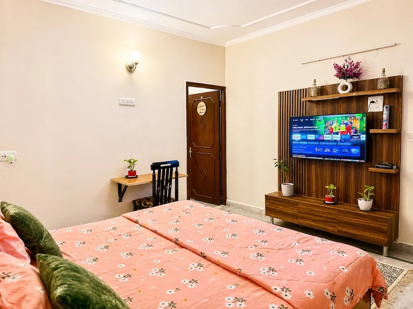 Comfort Stay Near Cyberhub - 300 Mbps Wifi - 1bhk - Image 1