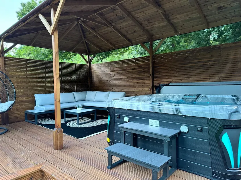 Luxury 2 Bedroom Norfolk Retreat-Private Hot Tub - Image 1