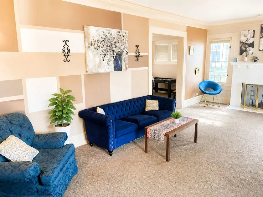Crews Welcome! 4BR Home Sleeps 10, Great Location - Image 1