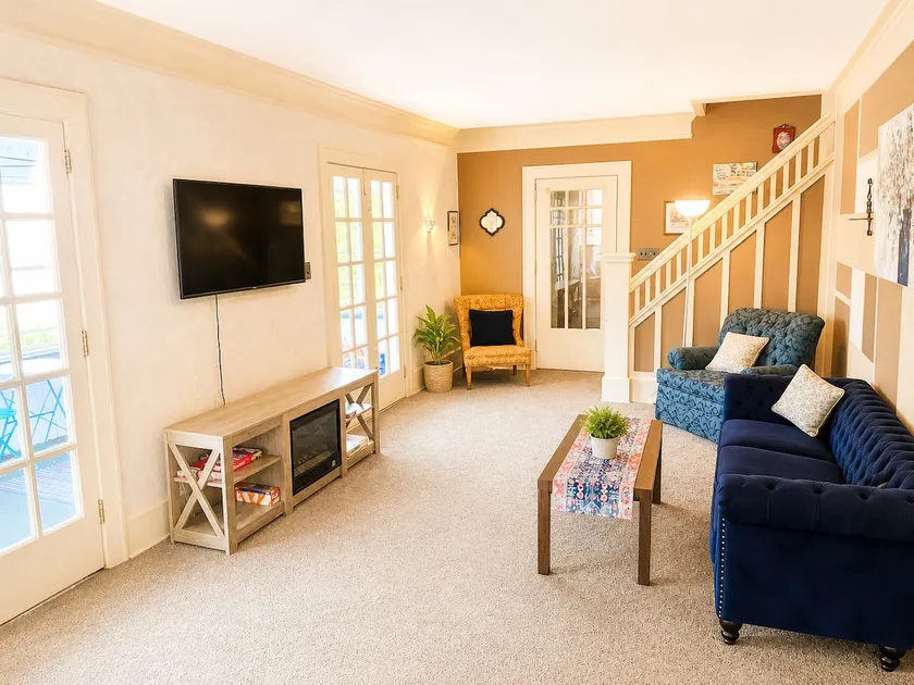 Cozy 4BR Family Home Sleeps 10, Great Location - Image 1