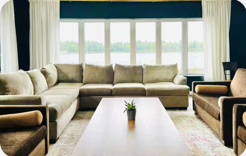 Lakefront Resort! 10 Ensuite Bedrooms! Sleeps 30! - Image 1