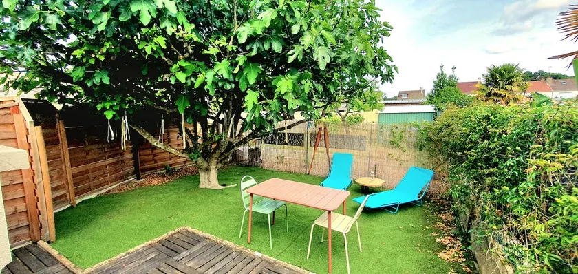Air-conditioned single-story bungalow with private garden - Image 1