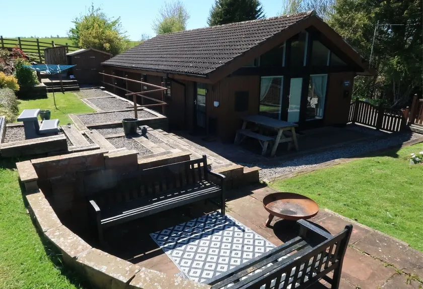 Green Vale Lodge, Yanwath, modern lodge with hot tub, dog friendly and 10 minute drive to Ullswater - Image 1