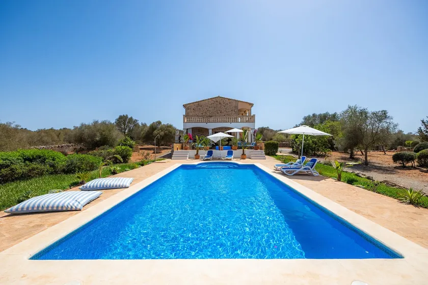 Sun oasis with optional breakfast/yoga/massage - Image 1