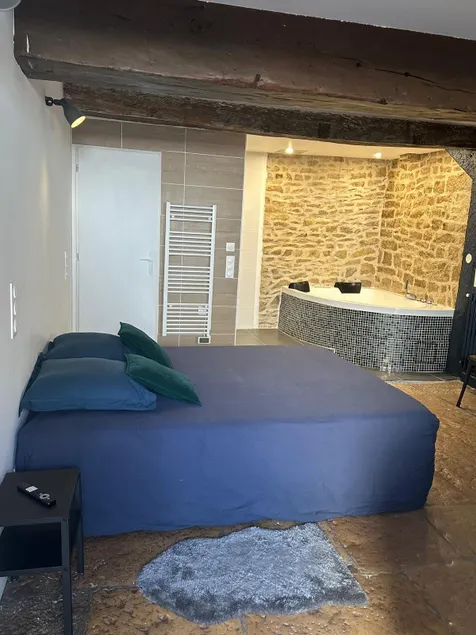 Beautiful fully renovated studio - Image 1