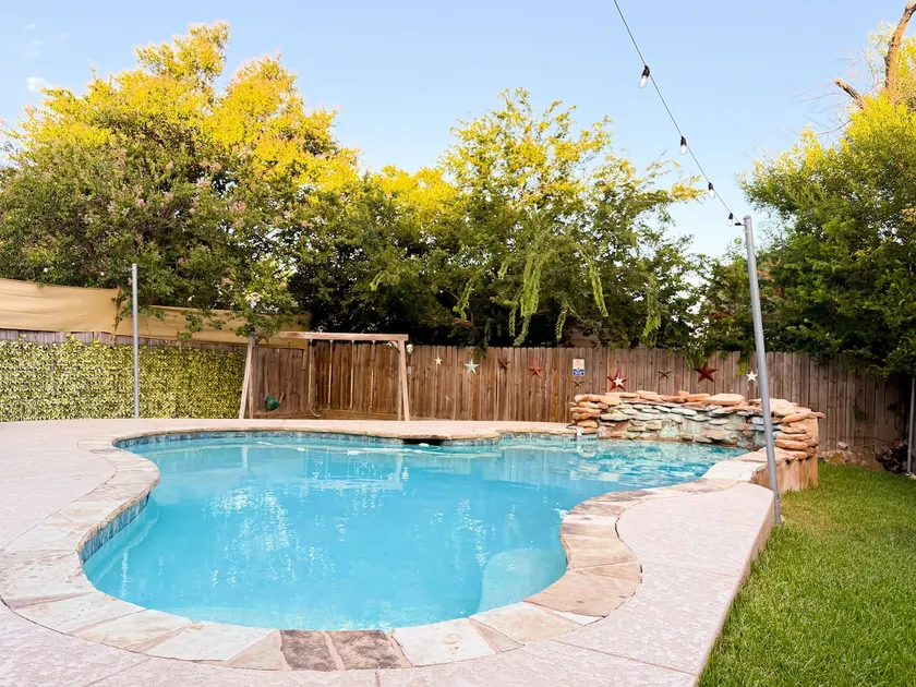 Pool House near Downtown Round Rock - Image 1