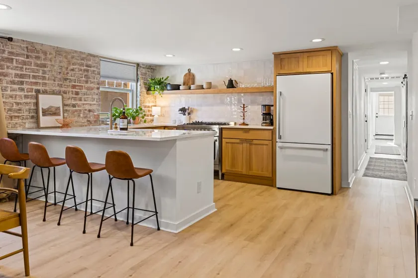 Newly renovated, 12 minute ride downtown! - Image 1