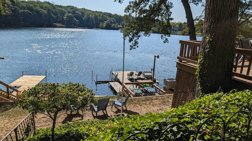 Tranquil lakeside retreat - Image 1