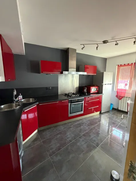 Bright 2-bedroom apartment - Image 1