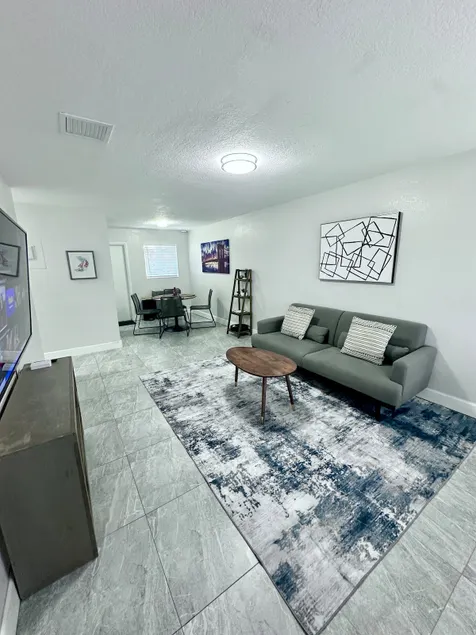 Clean Modern Apartment - Image 1