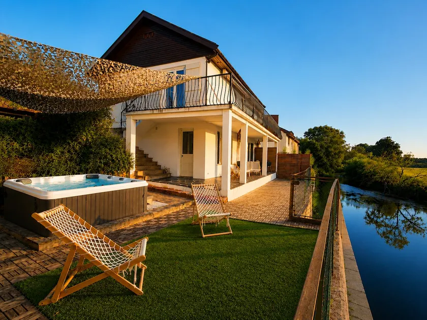 Spa & Leisure House by the Water - Image 1