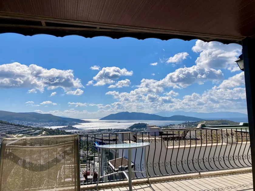 Central location with scenic views - Image 1