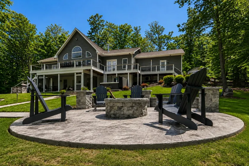 7BR lakefront home w/ boat launch, kayaks, hot tub - Image 1