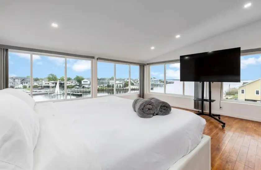 Stunning Waterfront Stay in Massapequa L.I - Image 1