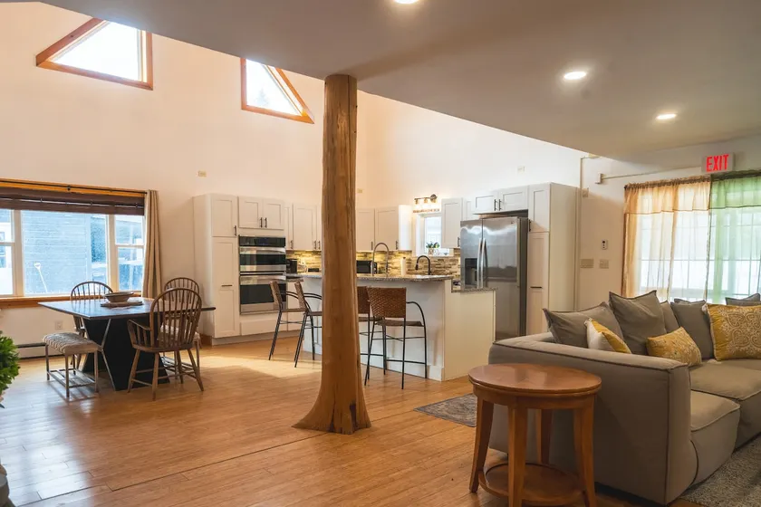 Luxury House - 2 mins to W. Ski Mt. + Beach - Image 1