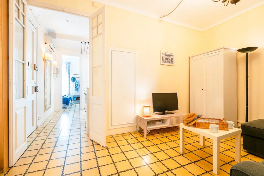 Central Apt. 10 mins to Sagrada Familia and SEA - Image 1
