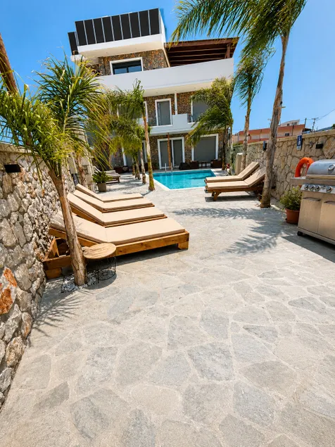 Luxury Apt Pool & Jacuzzi • Sleeps 7 • Beach 2min - Image 1