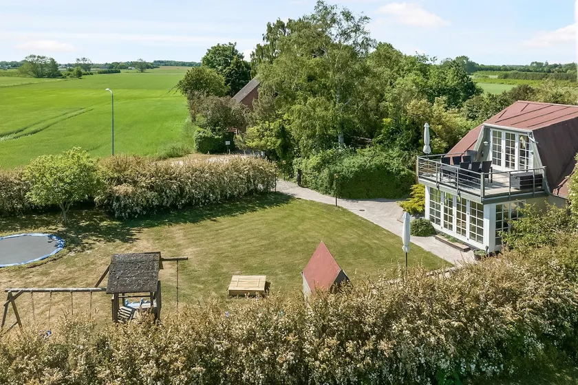 Child-friendly cottage with large indoor pool - Image 1