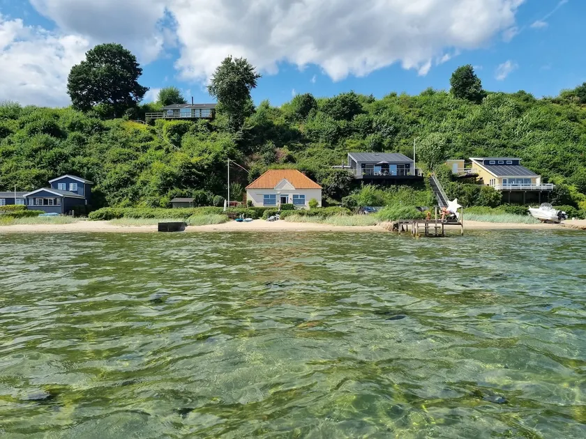 Exclusive location at the water's edge - Image 1