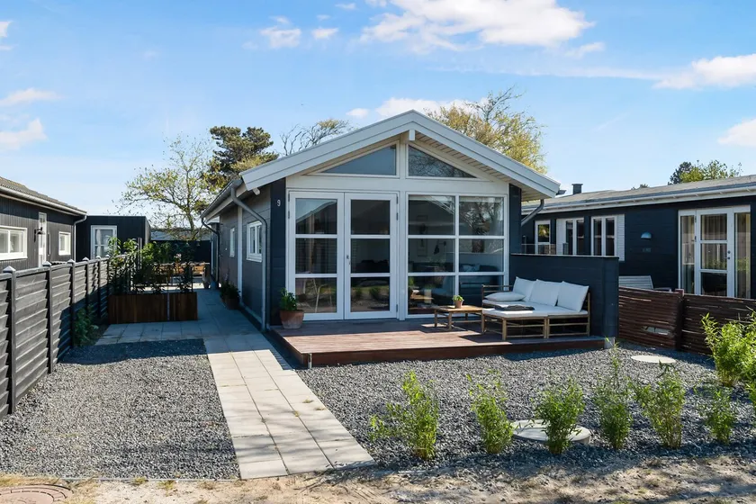 Nice summer house near the waters edge - Image 1