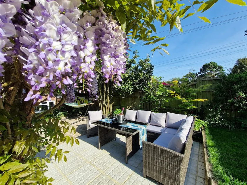 The Hideaway: Serene Garden, Sun terrace & Parking - Image 1