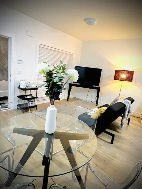 Bright 2BR Suite Near White Rock & Vancouver - Image 1