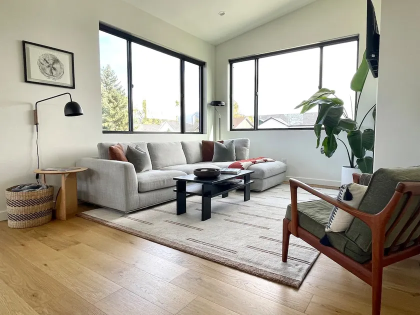 Top 1% - Sunlit loft with fireplace and king bed - Image 1