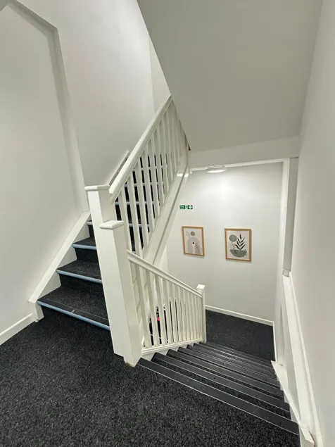 Train Station Apartments- paid parking - Image 1