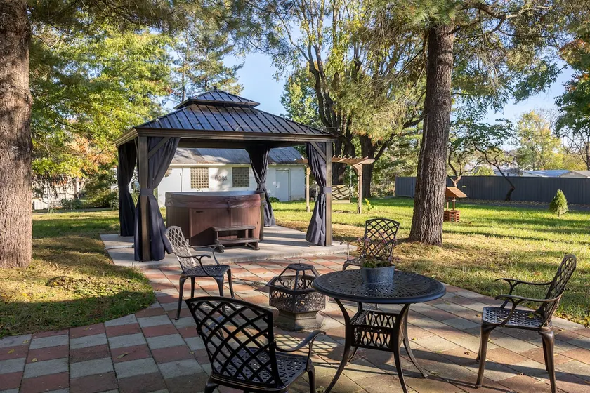 Cozy home with hot tub, kids playroom & fire pit - Image 1