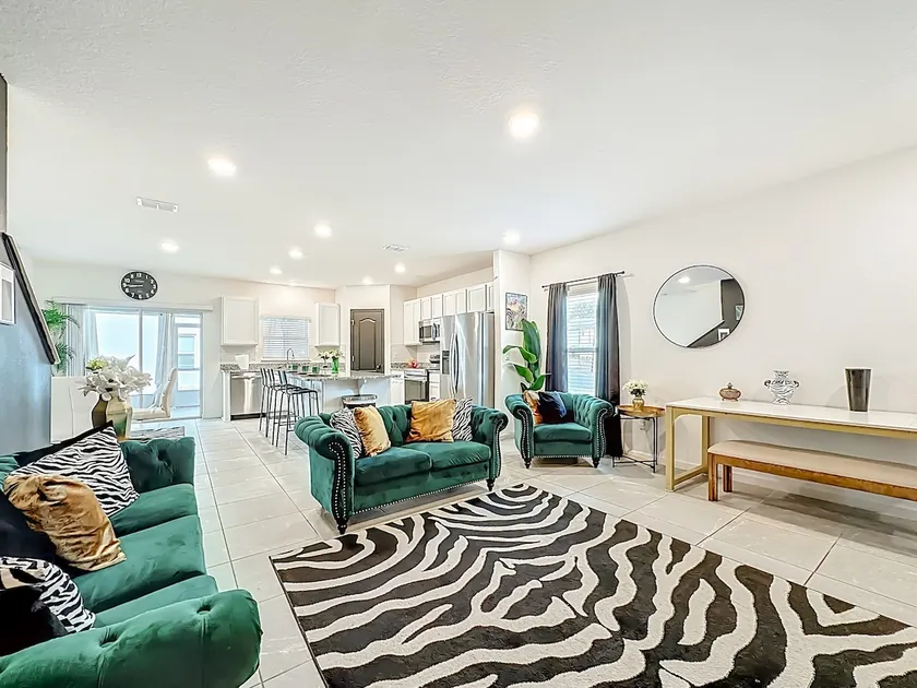 Jungle-Inspired 3BR w/ Lake View & Patio - Image 1