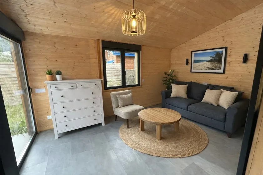 Wooden cottage with pool & spa access - 4 km ocean - Image 1