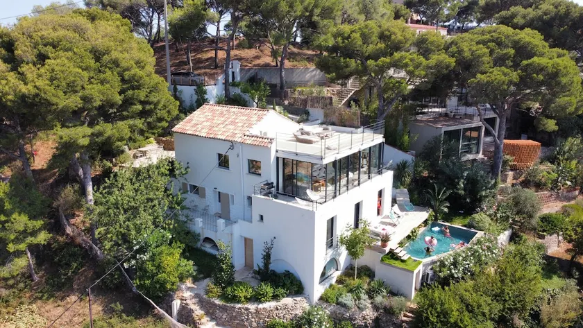 Villa with pool in a cove with sea view/access - Image 1