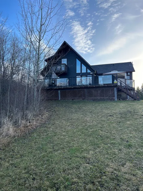 Charming creekside cottage on two acres w/hot tub! - Image 1