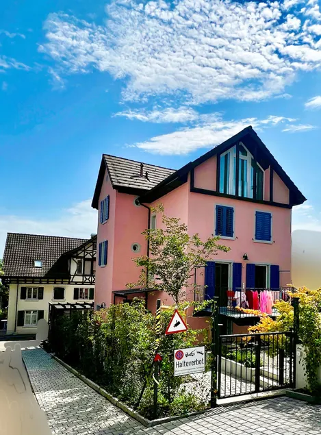 4 mins walk Thalwil Station, Free Parking, Historical - Image 1