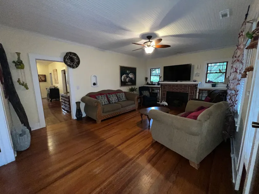 Charming 3 bedroom home - Image 1