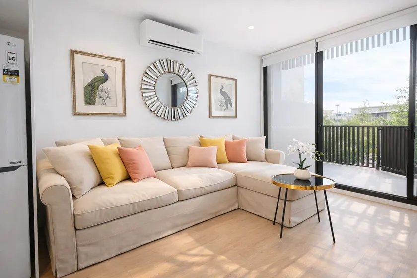 Relaxation Sunny Garden Apartment in Burwood - Image 1