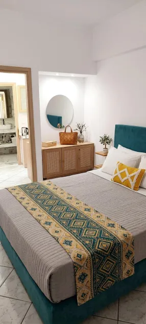 Suite with free parking, kitchen, living room - Image 1