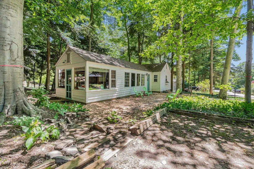 Serene Beach Cottage: Wi-Fi, Kitchen & Shade - Image 1