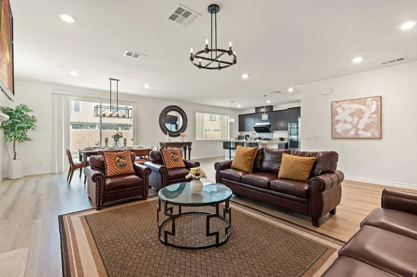 3000ft Airport ConferenceCenter/3 TVS/5BR/3BA - Image 1