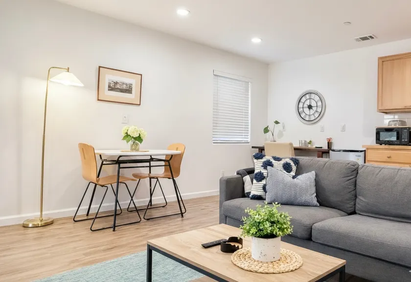 Private Guest Suites | Fast Wifi & Parking - Image 1